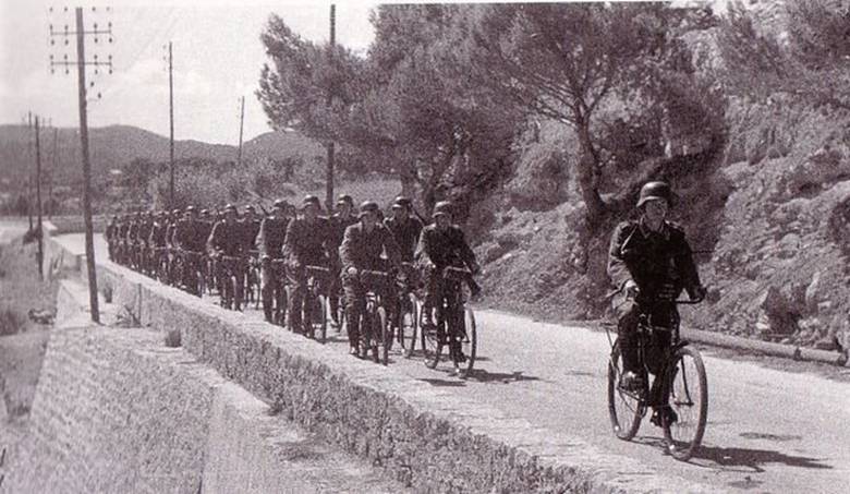 German soldiers on bicycles - 1940 Tour de France.jpg