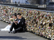 Paris removing all 'love locks' from Pont des Arts bridge.jpg