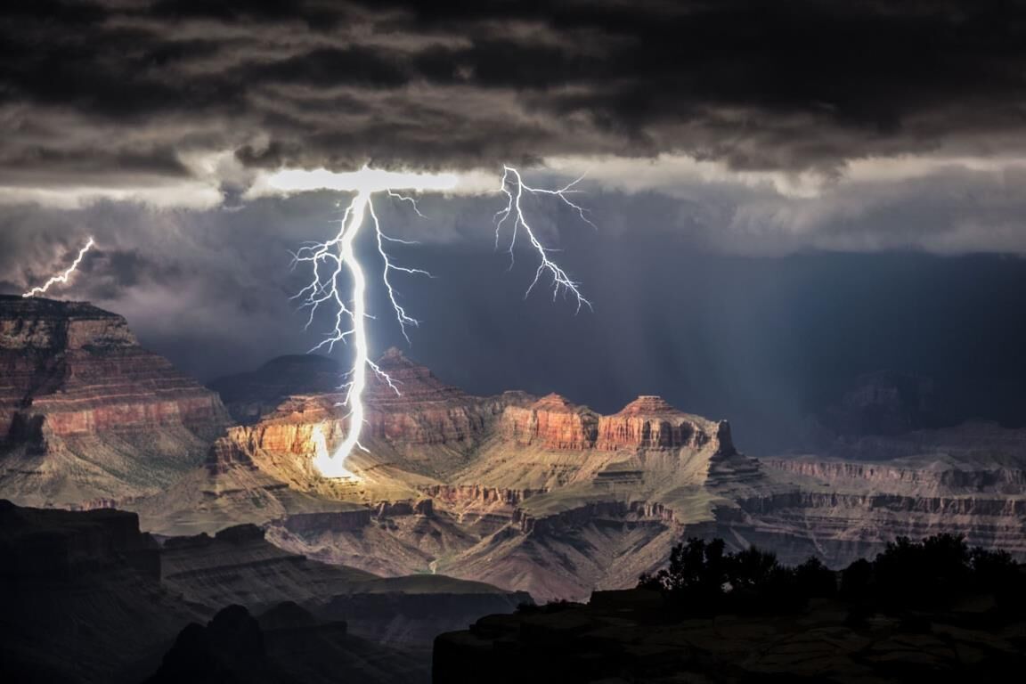 Lightning strikes the Grand Canyon.jpg